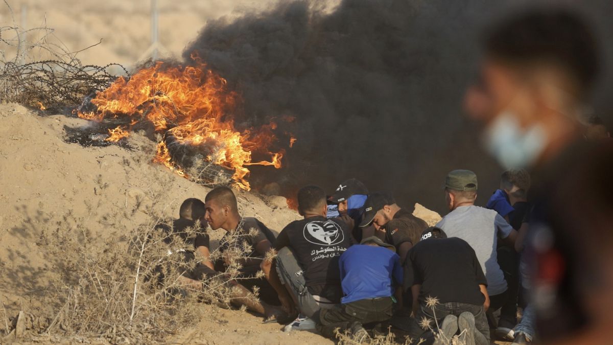 Szélsőséges tüntetők felégetett autógumik mögé bújnak Gáza déli részén, Kán Juniszban