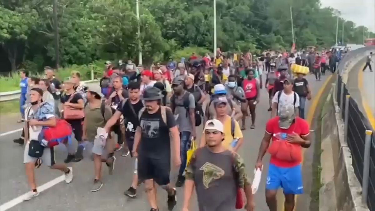Cientos de migrantes avanzan por la carretera en dirección al centro de México