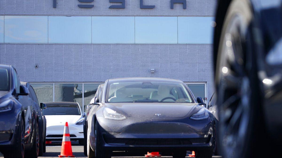 Dünyanın en çok satan yüzde 100 elektrikli aracı Tesla Model 3.