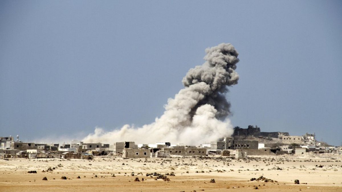 Yemen'de Mocha şehrine yapılan bir füze saldırısı, AP Arşiv.
