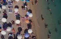 Strandolók a dubrovniki tengerparton