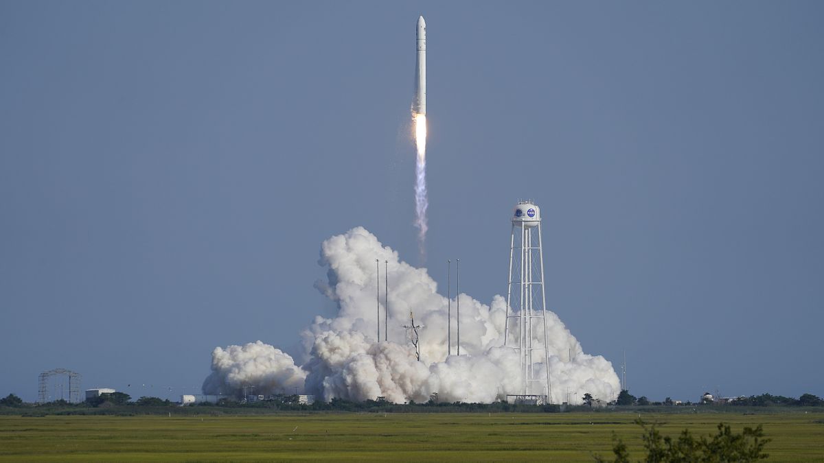 صاروخ أنتاريس نورثروب غرومان ينطلق من منصة الإطلاق في منشأة الطيران التجريبية التابعة لوكالة ناسا ، الثلاثاء 10 أغسطس 2021 ، في جزيرة والوبس ، فيرجينيا.