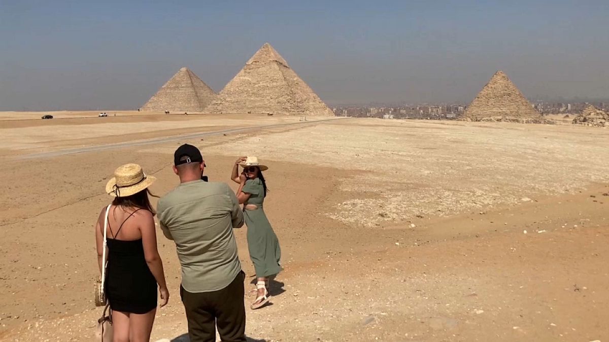 Туристы у пирамид Гизы (Египет)