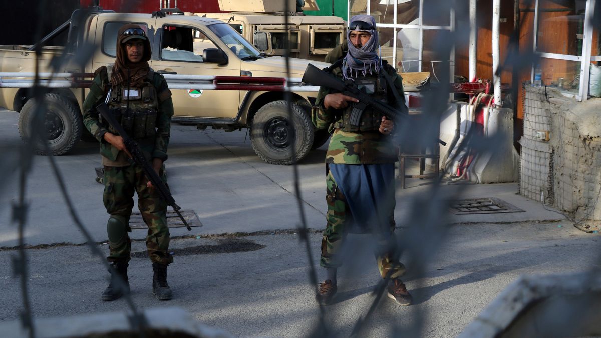 مقاتلو طالبان في نقطة تفتيش بالقرب من بوابة مطار حامد كرزاي الدولي في كابول، أفغانستان.