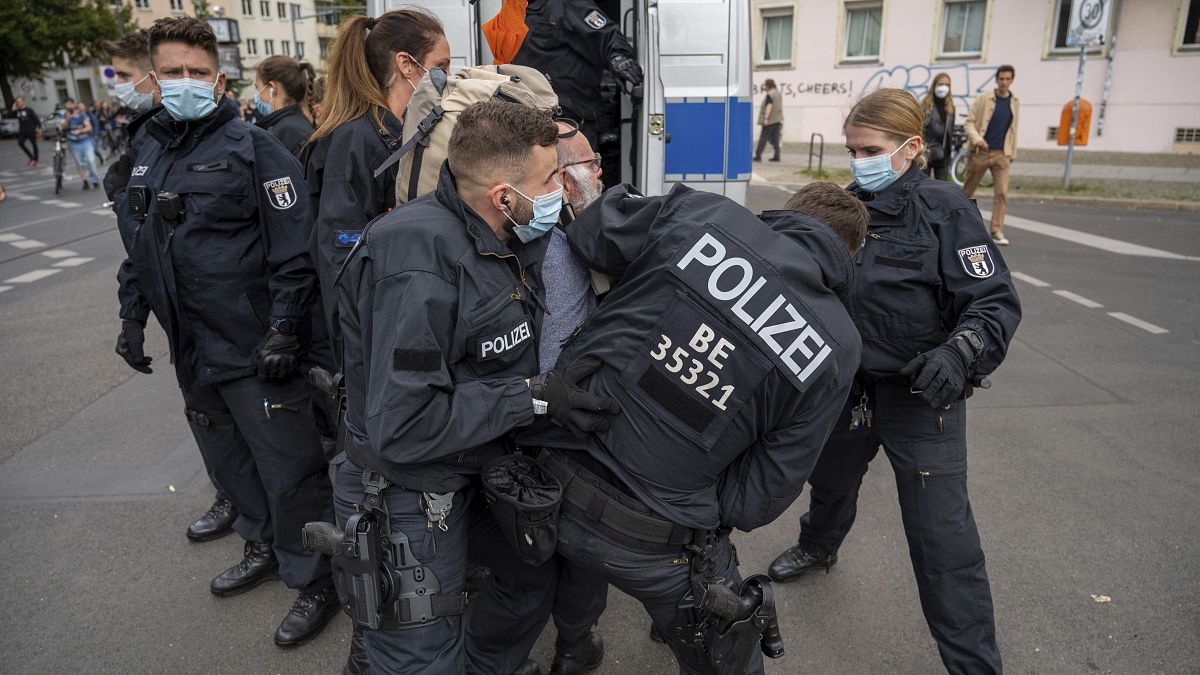 La policía retiene a un manifestante, durante una protesta contra las restricciones del coronavirus, en Berlín, el 28 de agosto de 2021.
