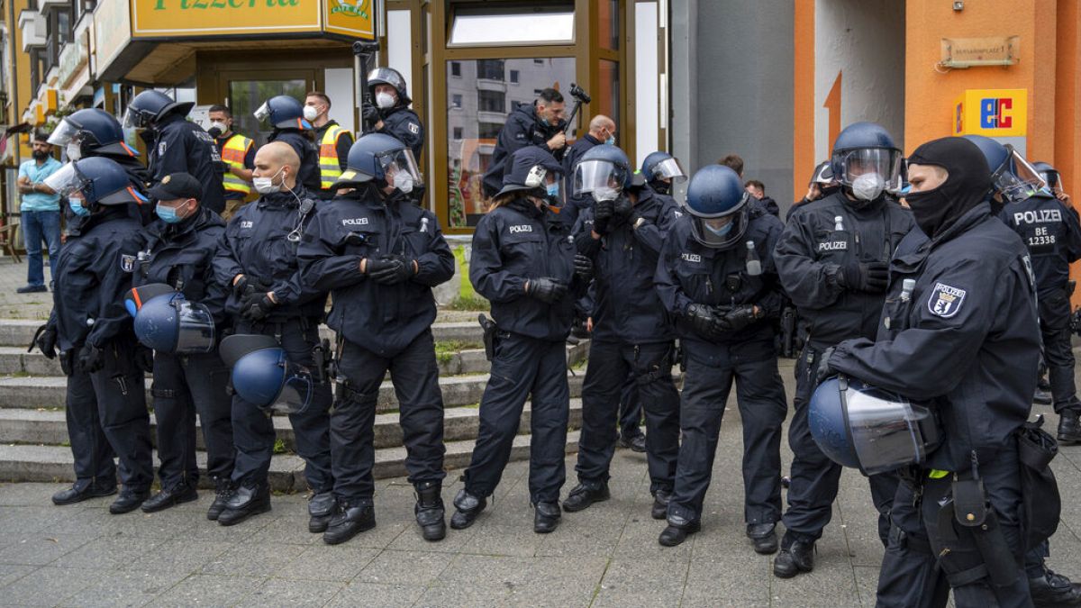 Polizei beobacht Demonstrierende gegen die Corona-Maßnahmen in Berlin