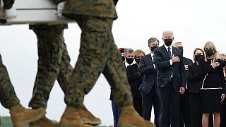 Joe Biden se recueille devant le cercueil d'un soldat dans le Delaware (29 août 2021)