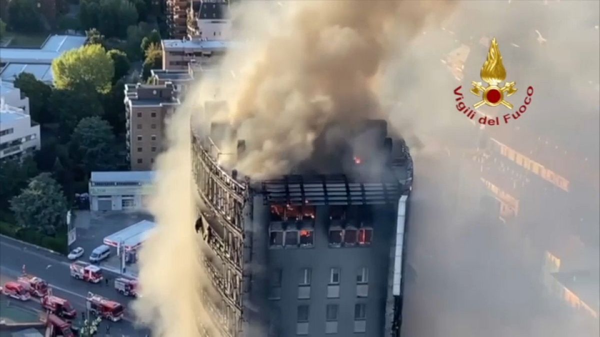 Torre residencial de Milão destruída por incêndio
