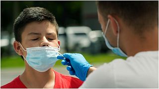 فتى يخضع لاختبار الإصابة بـ"كوفيد-19" في إحدى المراكز الصحية بمدينة ميامي بولاية فلوريدا الأمريكية