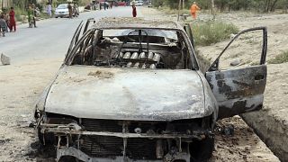 سيارة تحمل راجمة صواريخ صغير محترقة في كابول