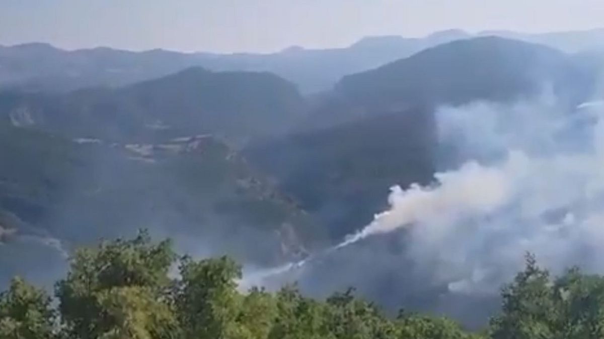 Tunceli'deki orman yangınları 13 gündür devam ediyor. Bölge dağlık ve engebeli olduğu için yangın uzun süre sönsürülemedi.  Pazar sabahı havadan müdahale başladı.