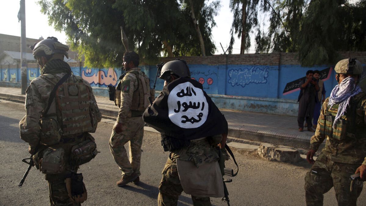 Az ISIS zászlaját magán viselő afgán katona egy 2020. augusztusában elkövetett merénylet után 