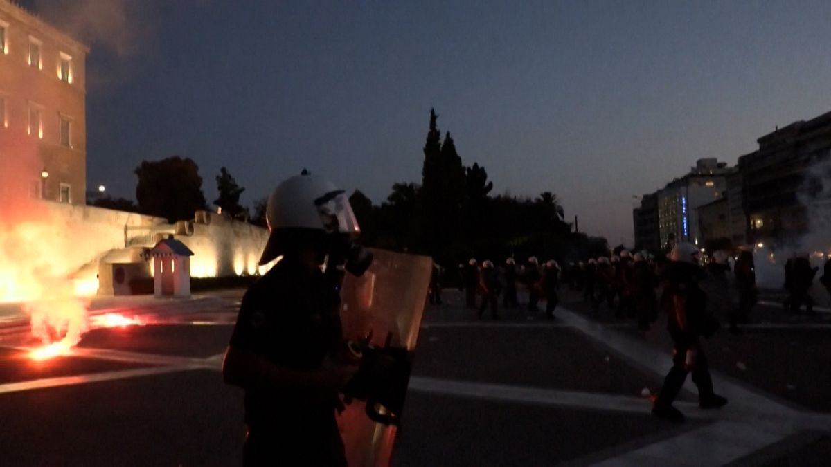 شاهد: الشرطة اليونانية تطلق الغاز المسيل للدموع لتفريض متظاهرين ضدّ لقاح كوفيد-19