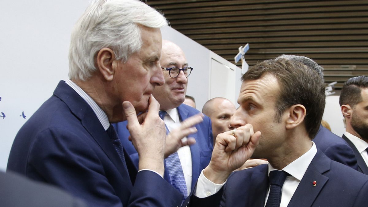  Il presidente Emmanuel Macron ha nominato l'ex negoziatore dell'UE per la Brexit come nuovo primo ministro francese giovedì, dopo oltre 50 giorni di governo provvisorio. 