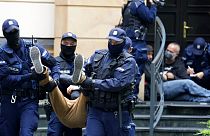 Rendőrök távolították el az aktivistákat a lengyel alkotmánybíróság kapujából