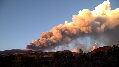 شاهد: جبل إتنا ينفث حممه البركانية في صقلية