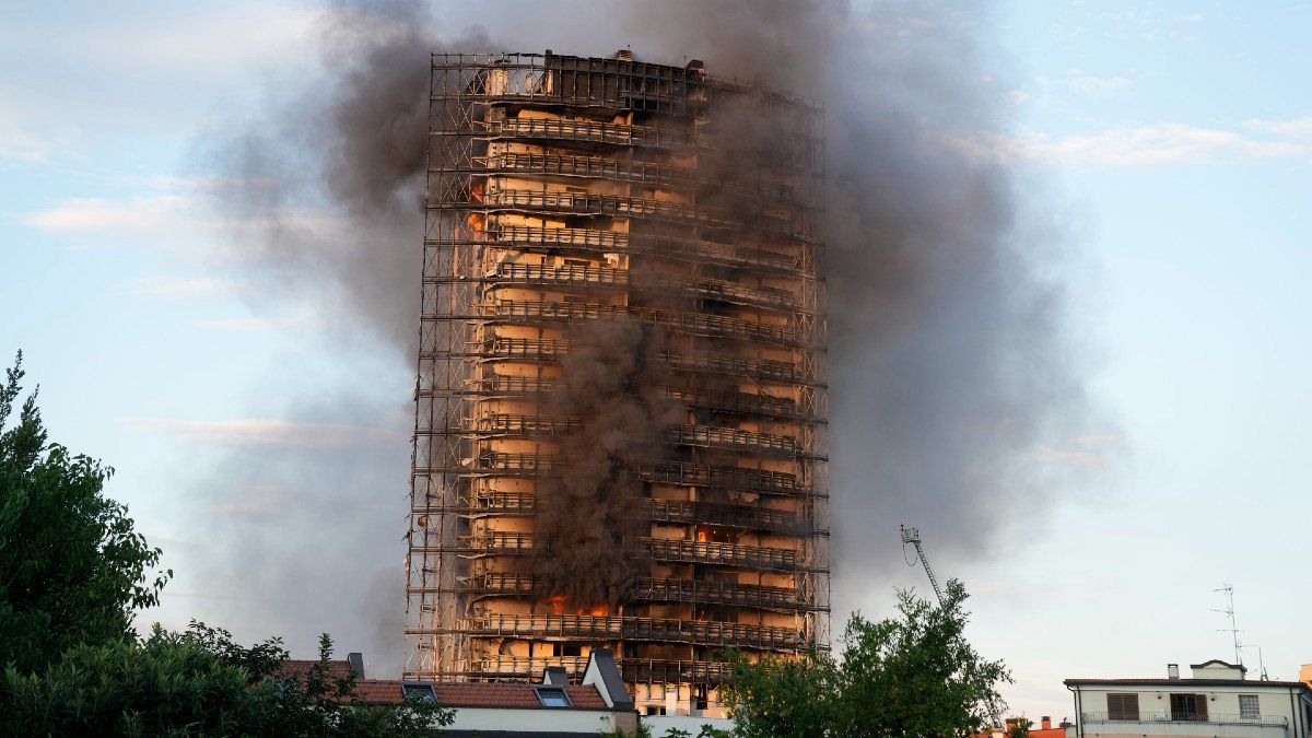 آتش سوزی برج ۲۰ طبقه در میلان ایتالیا