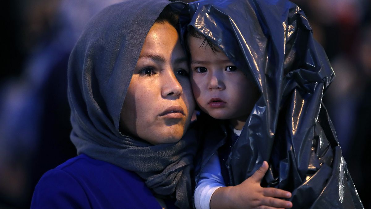 Egy afgán nő gyermekével Athén kikötőjében miután oda szállították a görögországi Leszbosz szigetén található menekülttáborból 2019 október 7-én