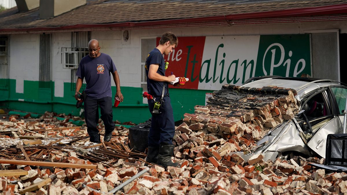 Bombeiros de Nova Orleães avaliam os estragos da derrocada de um edifício