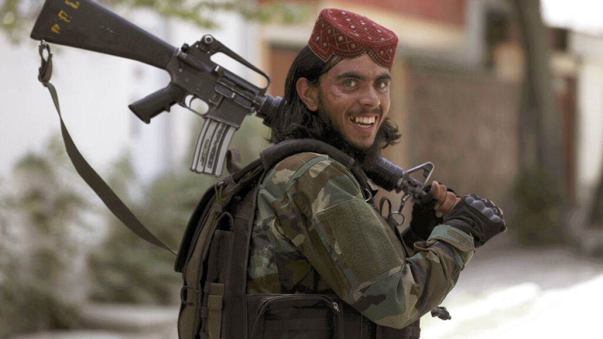 مقاتل من حركة طالبان يقوم بدوريات في وزير أكبر خان في مدينة كابول، أفغانستان، الأربعاء 18 أغسطس/آب 2021.