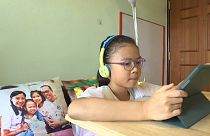 Una bambina usa un tablet per la didattica a distanza, Hong Kong