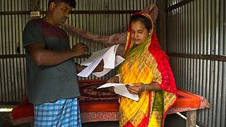 Saleha Begum, de 38 años, cuyo nombre no ha aparecido en el Registro Nacional de Ciudadanos o lista NRC, comprueba los documentos con su marido en 2019 en Khandakar, India
