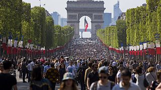  يوم بدون سيارات في جادة الشانزليزيه كجزء من برنامج جديد لحظر حركة المرور من شارع باريس الشهير مرة واحدة في الشهر، الأحد 8 مايو 2016