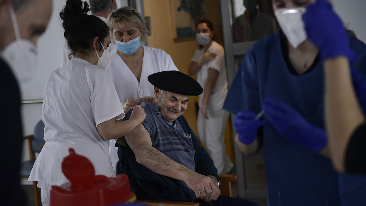 Elena Somalo, 88, erhält während einer COVID-19-Impfkampagne in Pamplona, Nordspanien, am Dienstag, 16. März, in ihrem Auto einen Impfstoff von Pfizer,