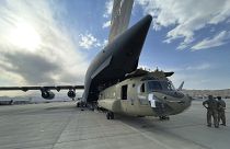 Военнослужащие США готовятся к эвакуации в аэропорту Кабула 28 августа 2021