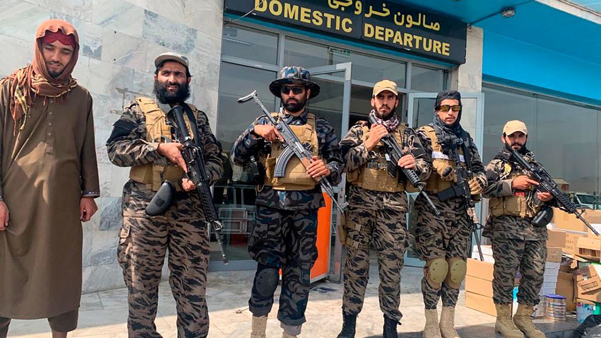 Taliban-Kämpfer posieren am Flughafen