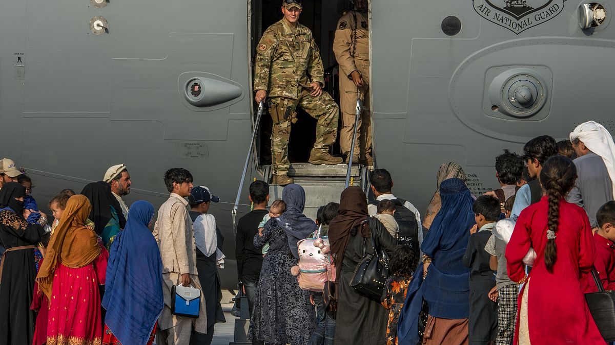 Посадка в самолет эвакуированных афганских беженцев. Доха, Катар