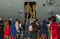 Посадка в самолет эвакуированных афганских беженцев. Доха, Катар