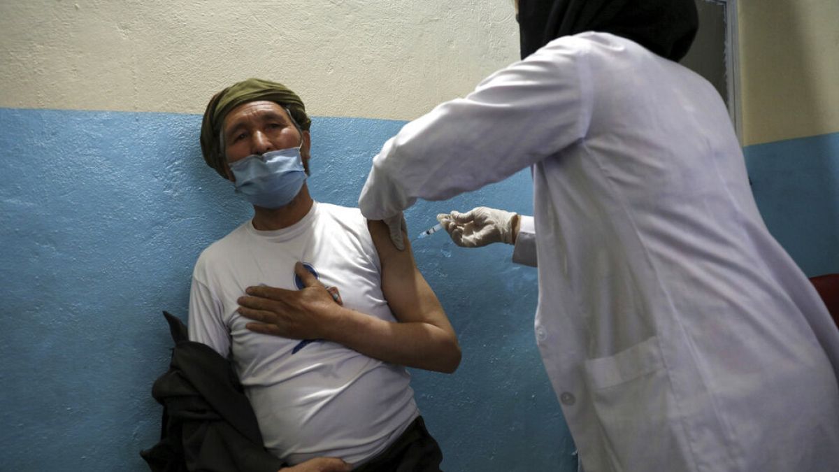 Un uomo si fa vaccinare a Kabul, in una foto del giugno 2021, prima dell'arrivo dei talebani