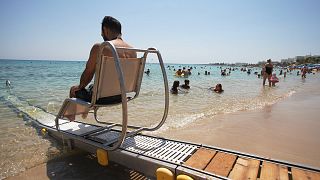 Τα οφέλη για τα άτομα με αναπηρίες από τις υποδομές στην παραλία