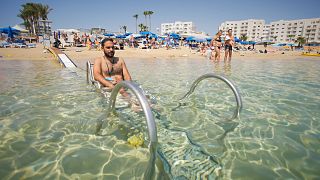 Turismo per tutti, anche in sedia a rotelle, sulle spiagge cipriote
