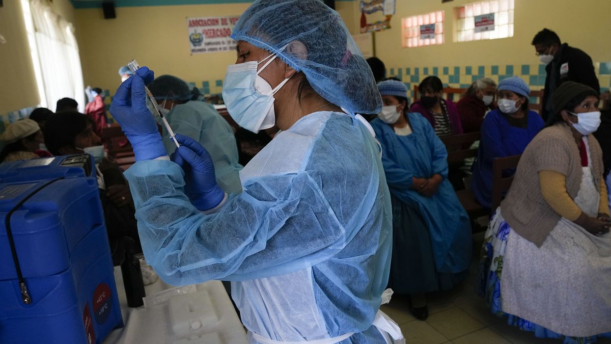 Una trabajadora sanitaria en Bolivia a punto de administrar una dosis de la vacuna contra la COVID-19.