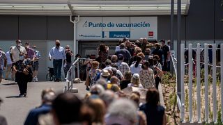 Cientos de personas hacen cola para vacunarse contra el COVID-19 en el Hospital Enfermera Isabel Zendal de Madrid, España. (Archivo).