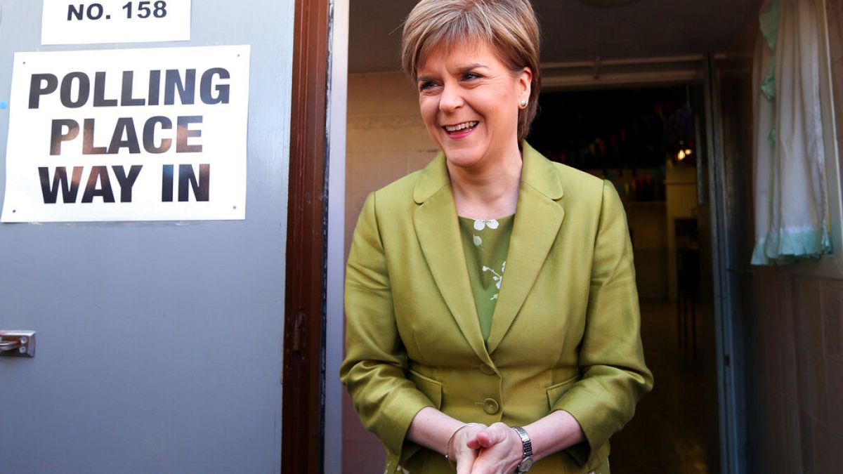 La primera ministra de Escocia y líder del Partido Nacional Escocés, Nicola Sturgeon tras depositar su voto en las pasadas elecciones