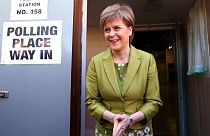 La primera ministra de Escocia y líder del Partido Nacional Escocés, Nicola Sturgeon tras depositar su voto en las pasadas elecciones