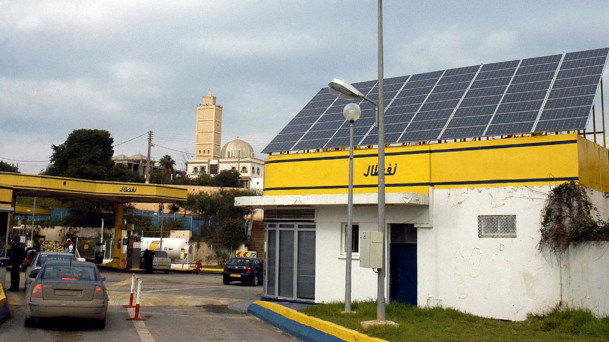 محطة للتزويد بالوقود في الجزائر