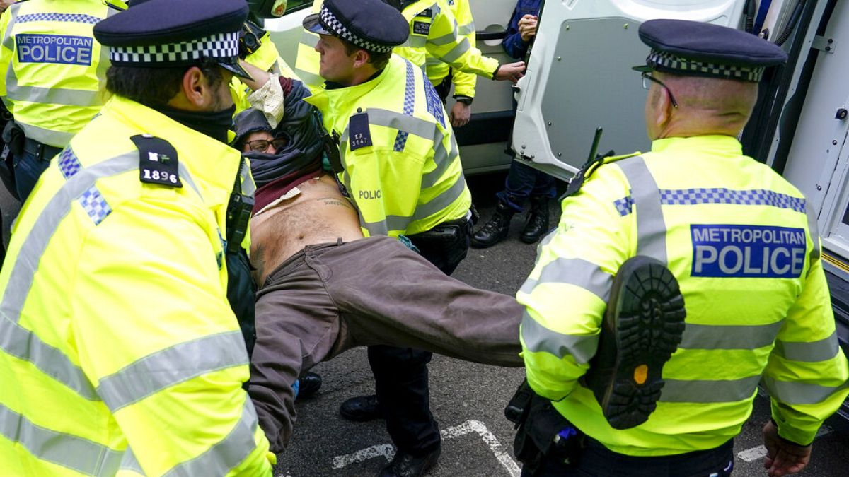 Klímaaktivistát tartóztatnak le rendőrök 