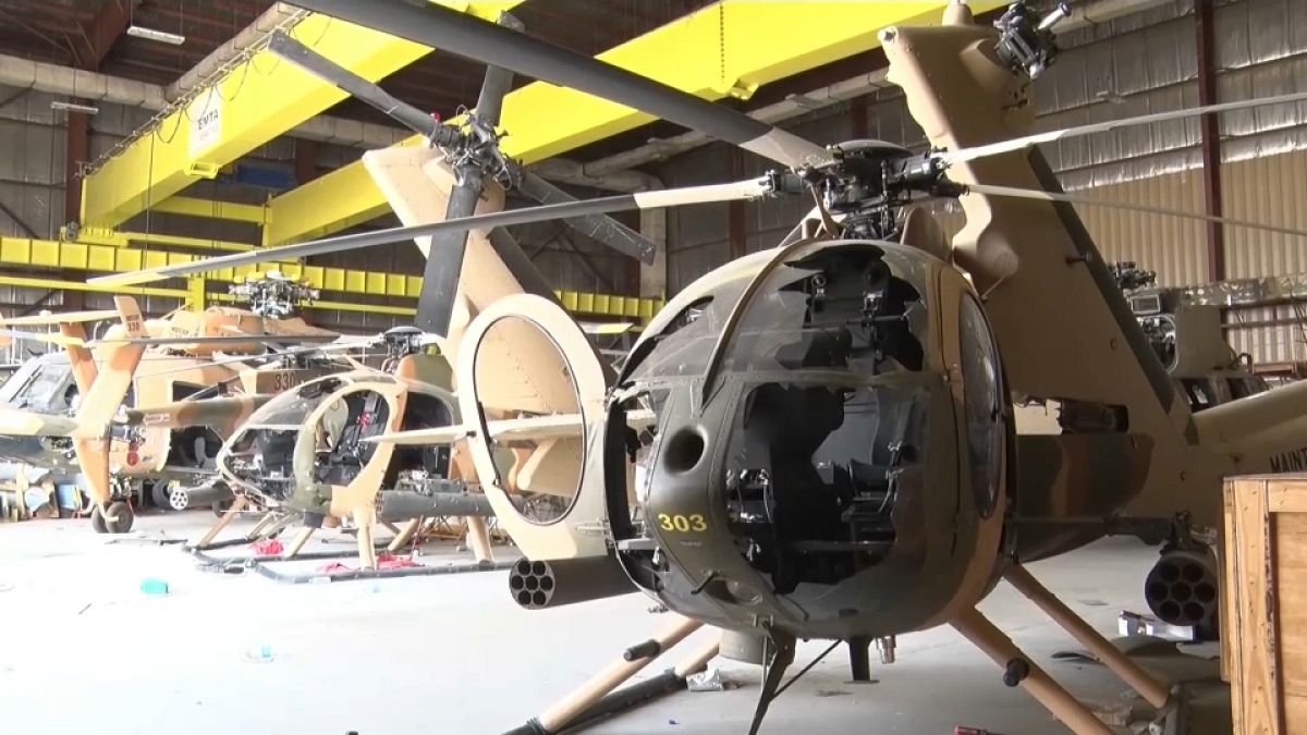 Des hélicoptères militaires endommagés dans l'aéoport de Kaboul le 31 août 2021