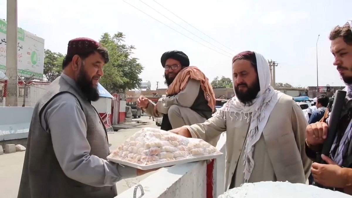Taliban-Kämpfern wird Süßgebäck gereicht