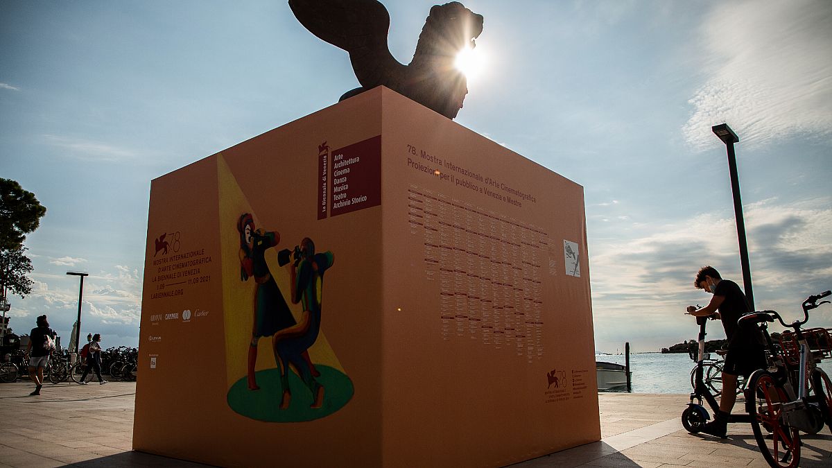La estatua del león dorado, símbolo de Venecia, se eleva sobre el paseo marítimo el día antes del inicio de la 78ª edición del Festival de Cine de Venecia, Italia.