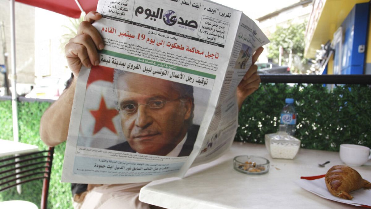 رجل يقرأ صحيفة تتصدر عناوينها اعتقال المرشح الرئاسي التونسي السابق نبيل القروي الثلاثاء 31 أغسطس 2021 في الجزائر 