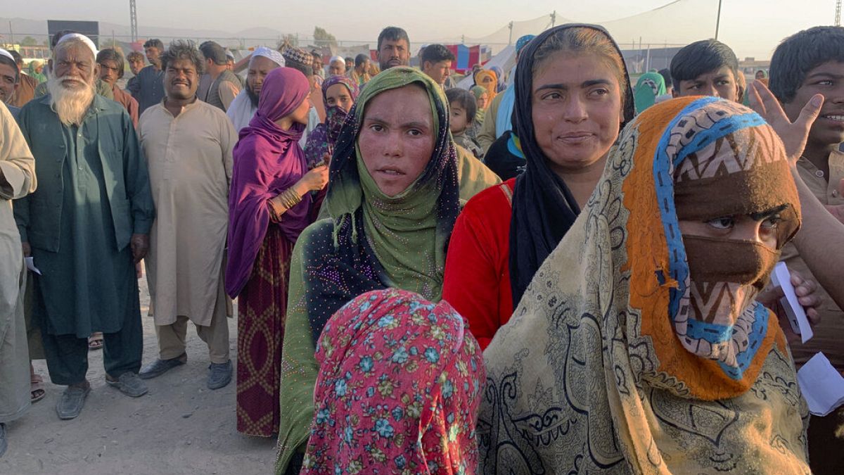 Familias afganas esperan para recibir ayuda de una ONG cristiana en la provincia de Baluchistán, en el oeste de Pakistán.