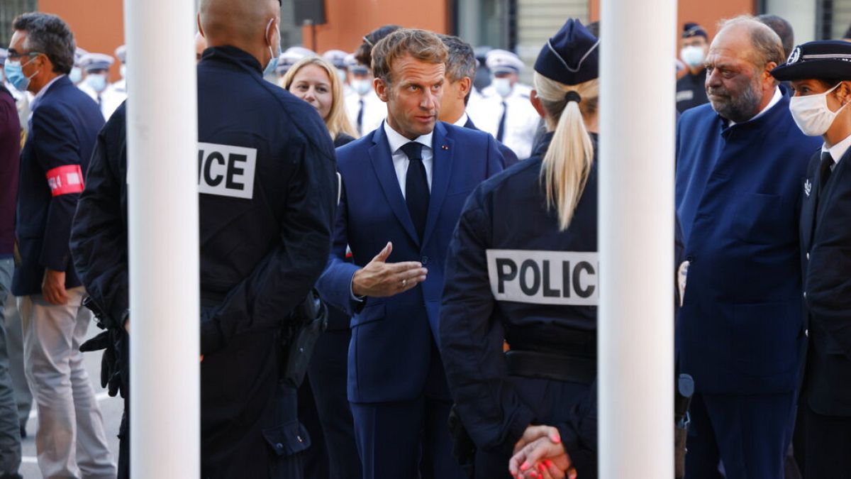Emmanuel Macron est allé à la rencontre des policiers à Marseille
