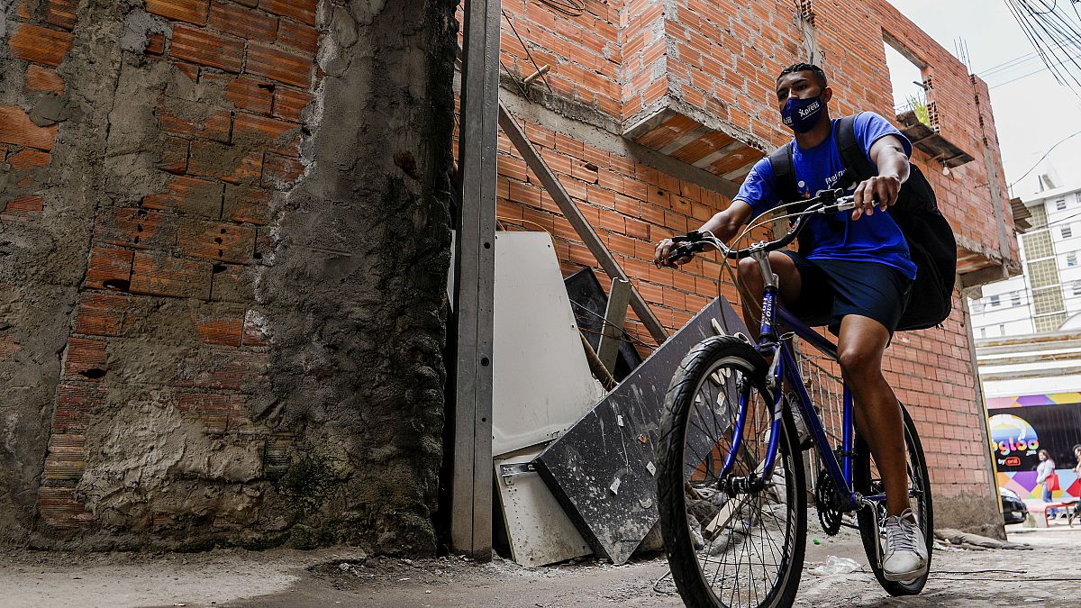 Livrer chez eux les habitants des favelas : le pari réussi d'un jeune Brésilien