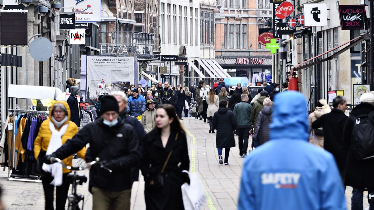 Járókelők nézelődnek Koppenhága Ströget nevű bevásárlóutcájában