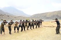 قوات أفغانية مناهضة لحركة طالبان تجري تدريبات ومناورات في وادي بنجشير